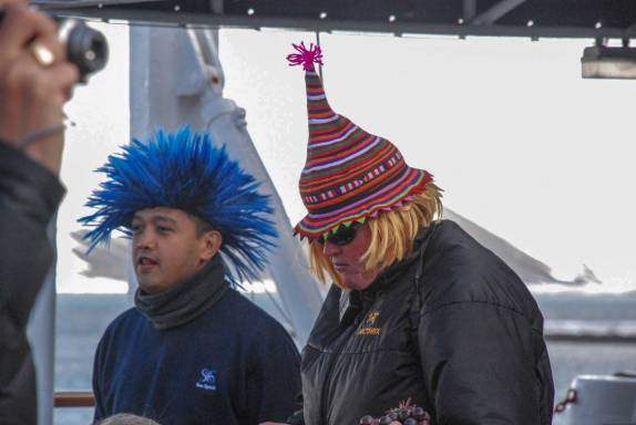 A Cheli, líder da expedição, no almoço festivo de chapéus criativos no deck do Sea Spirit, na baía de Deception Island, na Antártida (foto de Senteney)